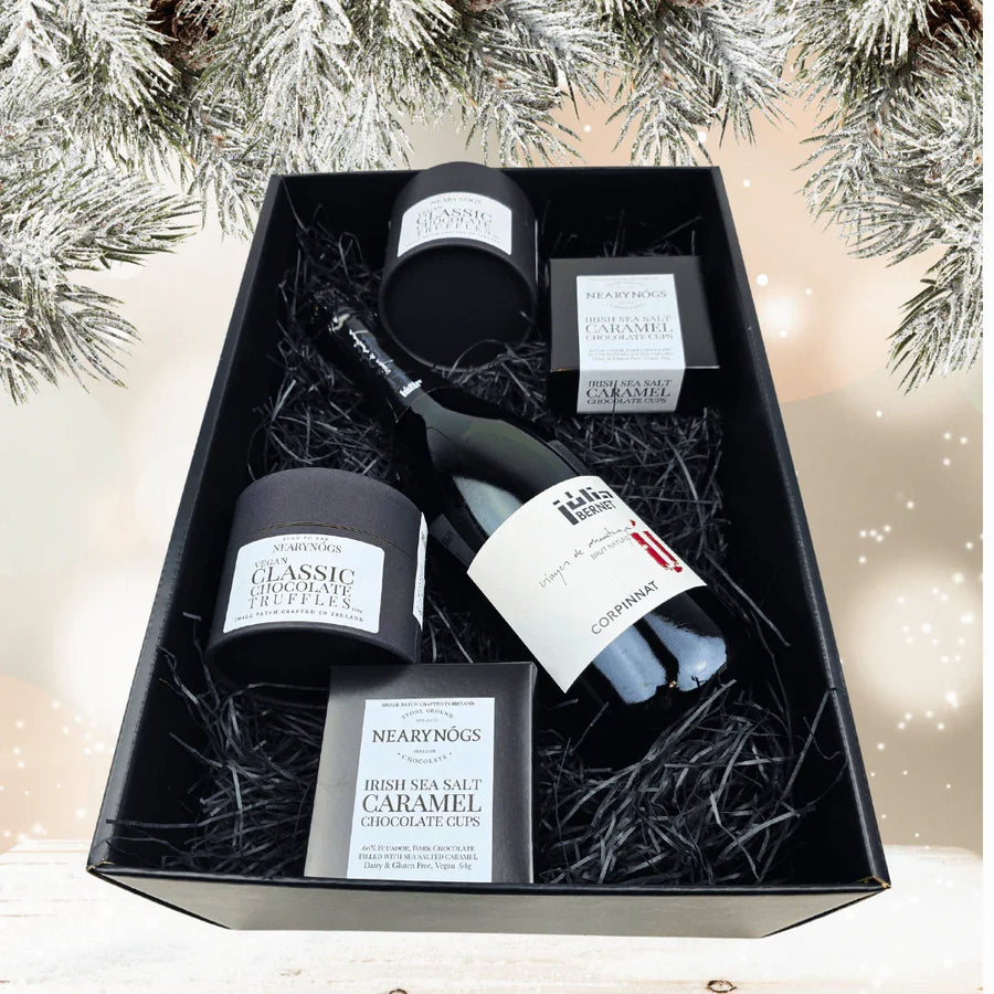 Luxury Julia Bernet Organic Corpinnat Cava Hamper:&nbsp;
Artisan Spanish Sparkling Wine and Vegan Chocolates